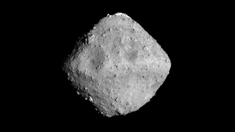 Una increĂble foto del asteroide Ryugu, tomada el 26 de junio por la sonda Hayabusa2.